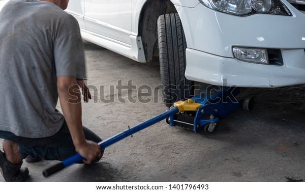 Hydraulic car\
jack to lift car for check the\
wheel.