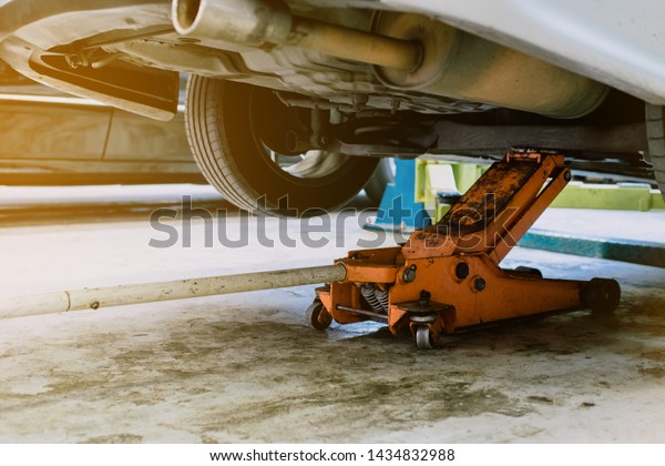 Hydraulic car jack to\
lift car for repair