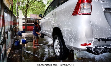 hydraulic car wash lift. Jakarta, 18 November 2021.