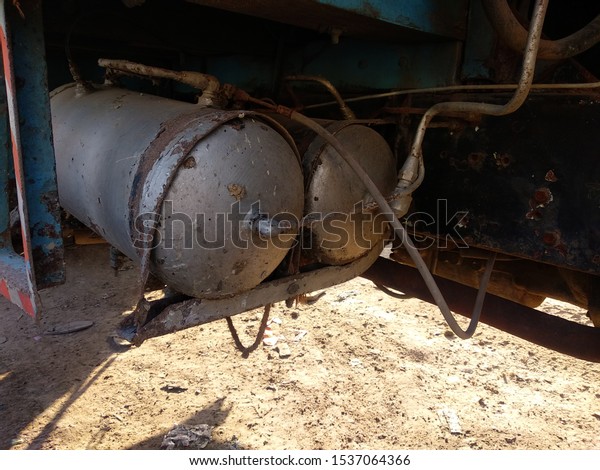 hydraulic cylinder on a truck\
