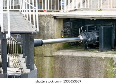 Hydraulic Drive Of A Large Lock Gate