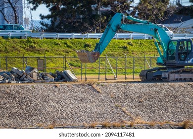 Hydraulic Excavator That Uses A Bucket To Carry Rubble