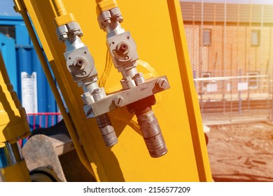Hydraulic high-pressure pipes system of the construction machinery for connection of the external attachments