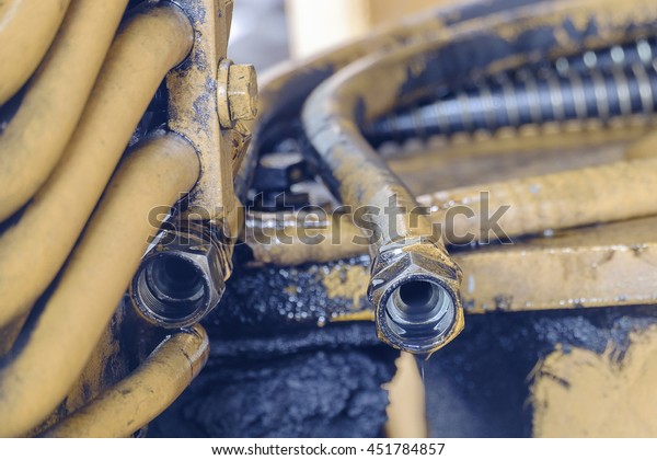 hydraulic pipe system with\
leak