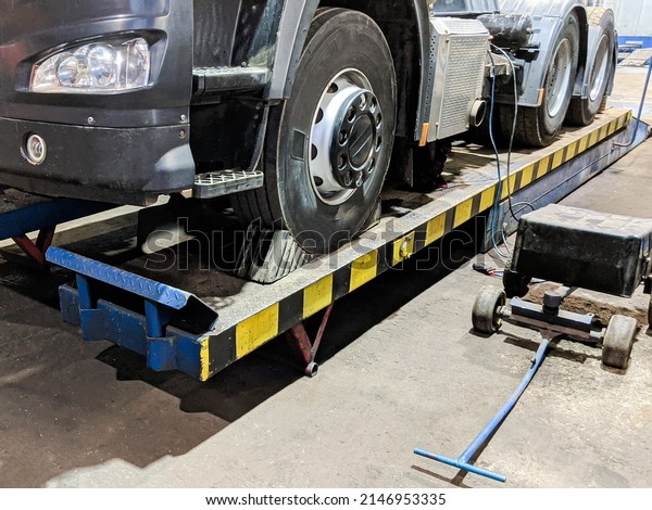 A hydraulic platform for lift cargo\
truck. Maintenance of the car in the repair\
service
