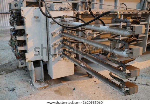hydraulic press parts in\
hangar