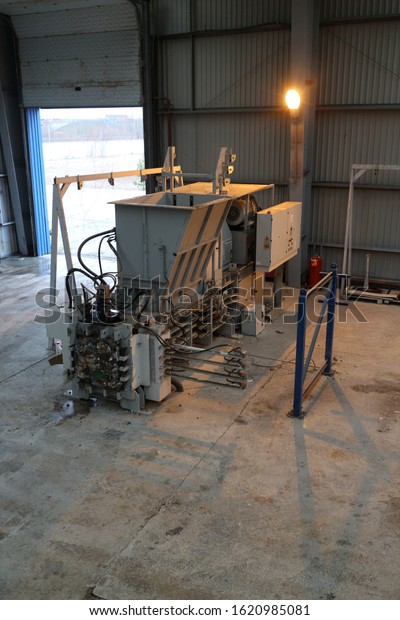 hydraulic press parts in\
hangar