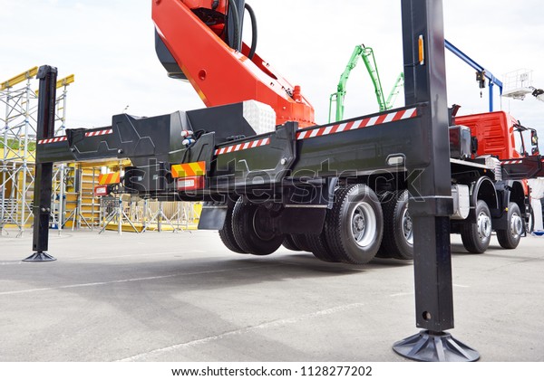 Hydraulic support\
construction truck with\
crane