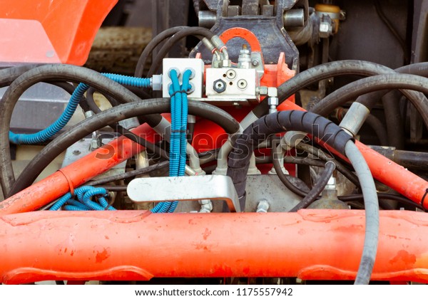 Hydraulic system on the tractor, hydraulic\
hoses, high-pressure oil\
compressor