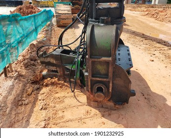 Hydraulic Vibro Hammer for driving or installing steel sheet piles. A vibratory hammer is used to drive sheet piles, pipes or other elements into the soil by vertical vibrations.