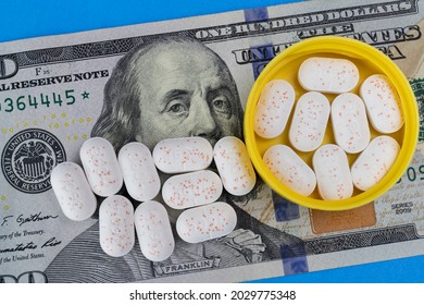 Hydrocodone Tablets In A Yellow Cap Against A Hundred Dollar Bill. Opiate Addiction Costs The U.S. Economy $78.5 Billion Per Year.