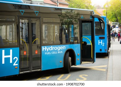Ein Wasserstoff-Brennstoffzellenbus steht am Busbahnhof