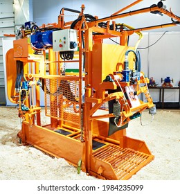 Hydromechanical Machine For Fixing Farm Animals And Processing Hooves