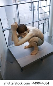 Hyper-realistic Sculptures Ron Mueck - Boy. ARoS Aarhus Kunstmuseum. Denmark.