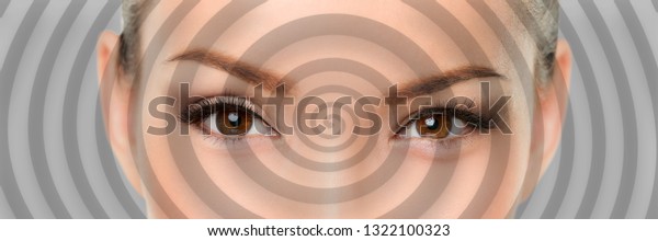 催眠術をかけた女性の目の上に渦巻く催眠バナーパノラマ アジアの女の子のポートレート背景 の写真素材 今すぐ編集