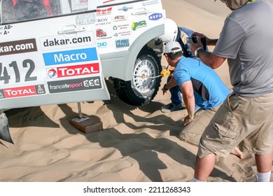 ICA, PERU - January 2013: Dakar Rally Fans Helping A Competitor In The Middle Of The Desert. Close Shot.