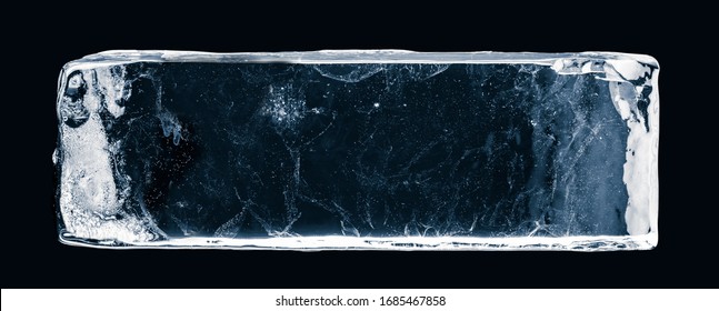 Eisblock auf weißer Oberfläche, einzeln auf schwarzem Hintergrund. Beschneidungspfad inbegriffen.