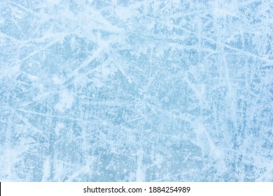 Eisblauer Hintergrund mit Skate-Tracks. Gefrierwasser, Meer. Frostige Eisstruktur mit Kratzern im Winter. Eislaufbahn.