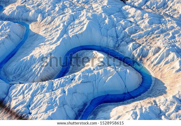 The Ice Cap crossing through striking glacier\
formations, glacial lakes and\
rivers.