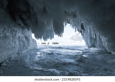 Cueva de hielo en la isla de Olkhon en el lago Baikal, Siberia, Rusia