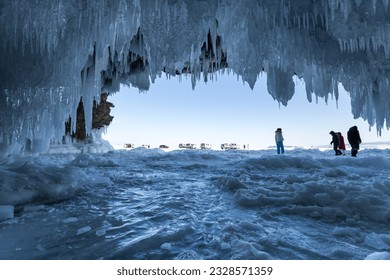 Cueva de hielo en la isla de Olkhon en el lago Baikal, Siberia, Rusia