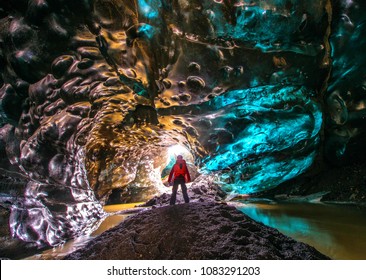 Eishöhle in Vatnajokull, Island. Die Schönheit der Höhlen gefüllt mit blauem Eis.