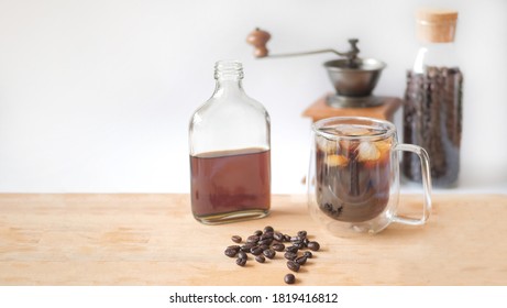 Eis kalt braut Kaffee auf Holztisch und weißem Hintergrund.