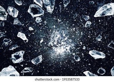 Eis auf schwarzem Hintergrund zerkleinert. Scherben von zerkleinertem Eis verbreiten sich. Die Eislaufexplosion.