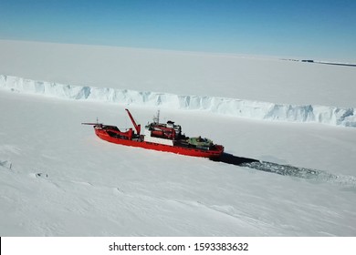 A Ice Enpalled Naldo, Ice Breaking Ship.