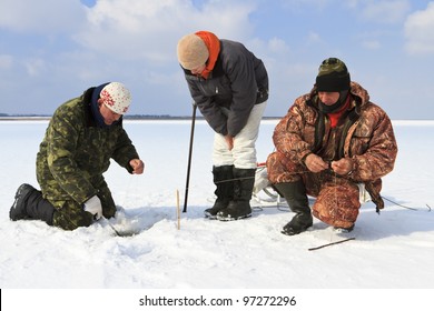 107,163 Fishing on ice Images, Stock Photos & Vectors | Shutterstock