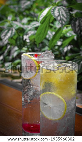 Ice fizzy drink with a mixture of lemon and strawberry.