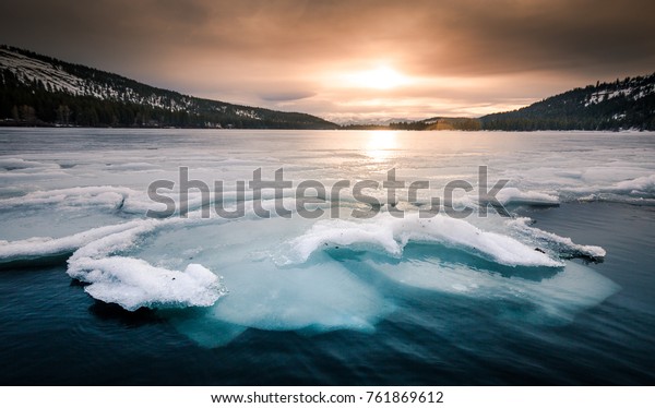 日の出の間 カリフォルニア州 半ば凍ったドナー湖の上に氷が浮きます の写真素材 今すぐ編集