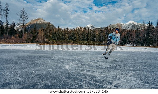 Фотообои хоккеисты на озере