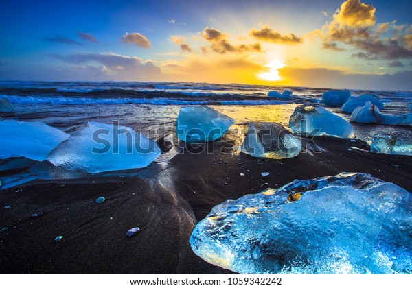 南東アイスランドのジョクルサロン ビーチ ダイヤモンド ビーチ の黒い砂浜の氷岩 の写真素材 今すぐ編集