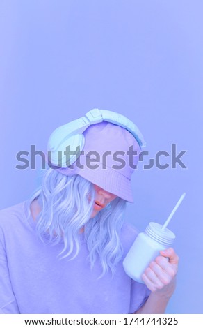 Similar – Foto Bild Junge, fitte Frau, die einen rosa Smoothie trinkt.