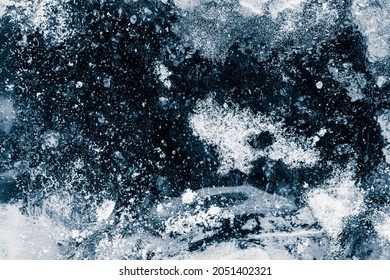 Eis-Oberflächenstruktur. Die strukturierte, kalte, frostige Eisoberfläche auf dunklem Hintergrund.