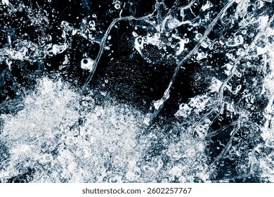 Fondo de textura de hielo. La superficie helada fría texturizada del hielo sobre un fondo negro.