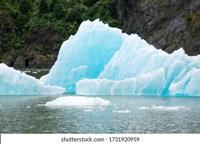 Ice in water of Laguna San Rafael glacier nation park