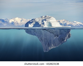 Eisberg mit Ober- und Unterwassersicht auf Grünland