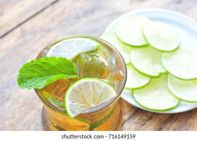 Iced tea with lemon.