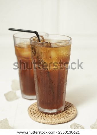 Iced tea usually served in a glass with ice, it can refer to any tea that has been chilled or cooled. It may be sweetened with sugar or syrup. 