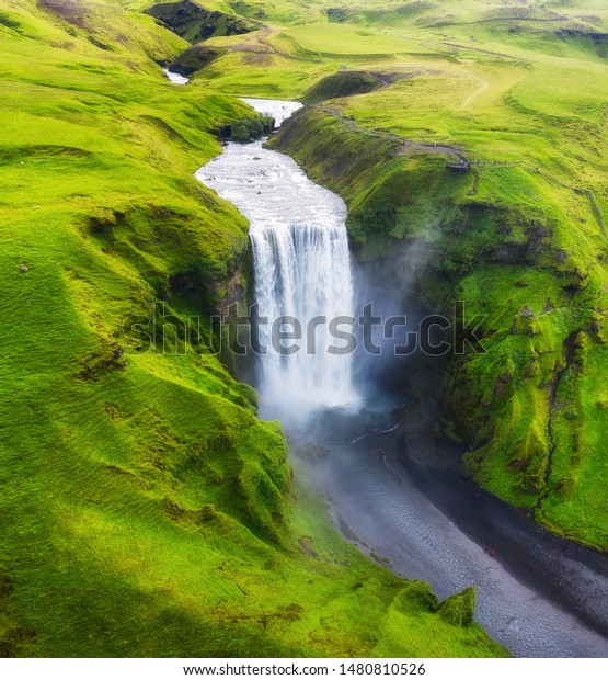 アイスランド スコガフォスの滝の空撮 空からアイスランドの風景 アイスランドの有名な場所 ドローンの風景 旅行 画像 の写真素材 今すぐ編集