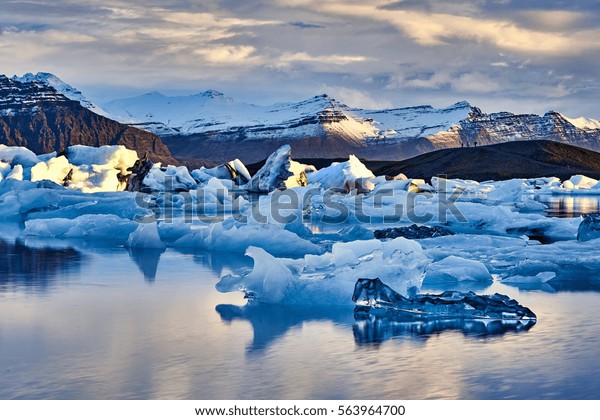 アイスランド ジョクルサロン ラグーン アイスランドの氷河ラグーン湾の美しい冷たい風景画像 の写真素材 今すぐ編集