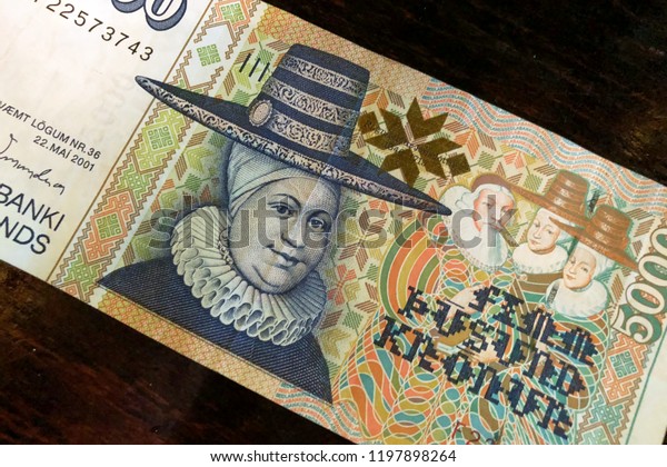 アイスランドの現金 アイスランドのお金 木のテーブルの上に5000アイスランドクローナの請求書 アイスランドクローナはアイスランドの国民通貨 クローナ である の写真素材 今すぐ編集