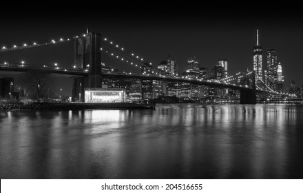 The iconic Manhattan skyline and Brooklyn bridge, Brooklyn, NY, USA