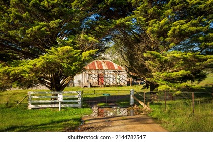 Iconic Old Australian Farmhouse And Farm Gate Scene. 