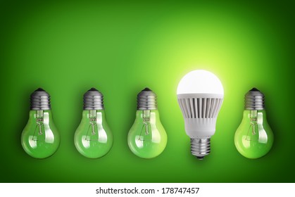 Ideenkonzept mit Reihe von Glühbirnen 