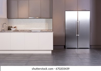 Idee der minimalistischen Küche . Moderne Küche mit untermontiertem Waschbecken, Flachbildschirmen, schwarzen Schränken und Haushaltsgeräten.