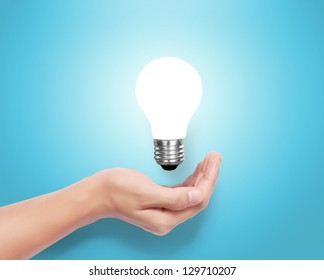 Ideas bulb light on a hand