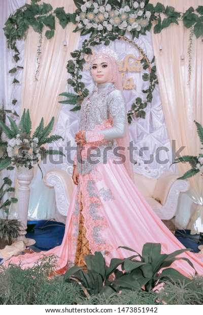 Ideas Wedding Poses Photoshoots Deswita Yoola Stock Image